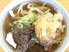 名物の吉田うどん　「美也樹」

平日でめちゃめちゃ並んでいました。
駐車場に入るのもやっと。
店も外で並びます。

入ってもまだ並びます。
立っているのに、すぐ注文に来ました。
このシステムにびっくり。

壁のメニューも見ていないので、とりあえず看板メニューを。
しかも、驚くほど安い！
たしか、３６０円の肉うどんをだったような記憶が…

席に座ると、すぐにうどんが出てきました。
この時間の読みは素晴らしいです。
お一人様はどんどん相席で案内されてました。

麺は腰があって、つゆも美味しい～♪
並んだ会がありました。