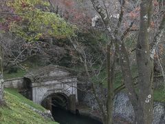 三井寺を後にして「琵琶湖疎水」を眺めながらのんびり歩いて京阪三井寺駅に向かいます。
大津市にある琵琶湖取水口から京都に延びる水道の原水路です。明治のインフラ事業の一環で国造り史跡にも指定されているそうです。春は桜が綺麗だろうなあ。

この後は大津京で乗り換え湖西線で近江今津に移動して一泊します。