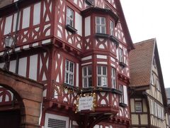 　隣の美しい木組みの家はSchmuckkaestchen-Hotel & Cafe