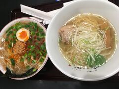 海老名サービスエリアで旅の最後の食事をしました。「たいざん」で夫はピリ辛スタミナラーメン、ムスメちゃんは塩ラーメン。