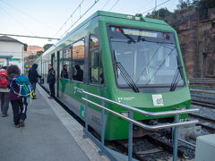 8:40。列車を降りて、登山鉄道に乗り換え。

これに乗ったら本格的に
防寒対策バッチリの登山ウェアの方もいて
ますます自分の服装が
心配になってきたーー(；´Д｀)