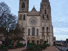 パリからシャルトルへ移動しました。
シャルトルの大聖堂です。
右側がロマネスク、左側がゴシック様式。
右は火事で残った部分です。
