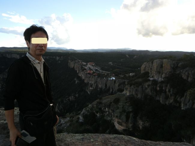 中央に白く見えているのが、今夜のホテルです。<br /><br />tanupamさんカメラ。撮影＝私。