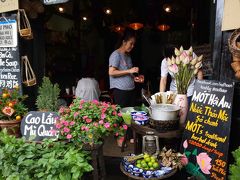 ここは「2度目のベトナム」（BSプレミアム）で紹介されてたハーブドリンクのお店「Mot Hoi An」
お花がキレイ～
お茶したばっかりで水分過多だったので残念ながらスルー。。