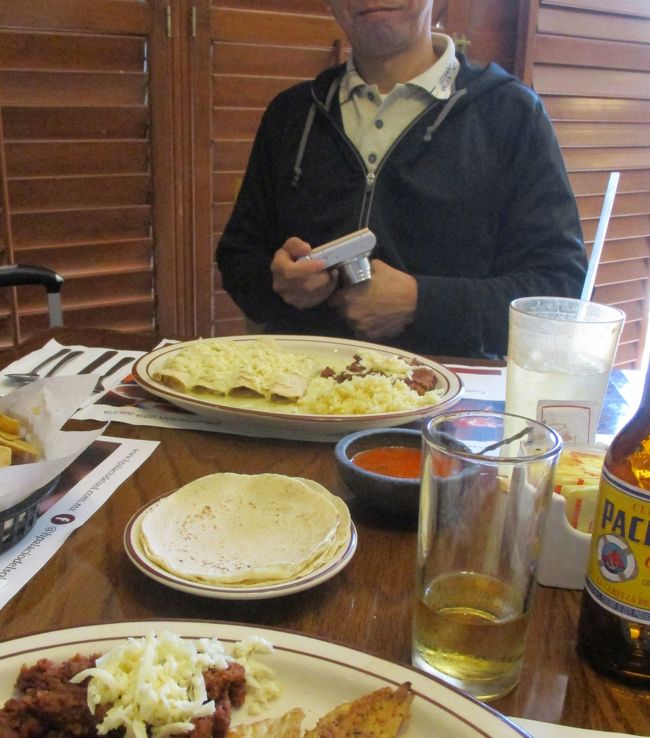 朝ごはんもブリートー１本をシェアしただけだったので、ちゃんとした食事にします。<br />tanupamさんはチキンのエンチラーダ。私はパリジャーダ。<br />パリジャーダ、あまり美味しくなかったです。（パリジャーダとビールで２００ペソくらい）