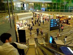 さ、そろそろゲートに移動。

今日のシンガポール航空ヨハネスブルク経由ケープタウン行きはA15番ゲート出発だよね。

いつもなら免税品店もチラチラ見ながら行くけど、今日は旅の始まりだからそれは無し。

