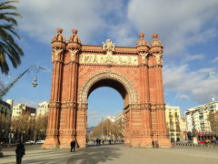 バルセロナの凱旋門。
1888年の万国博覧会の際に建てられたもの。
そう、普通の凱旋門は、どこかと戦争して勝ったときに、建てられるが、ここにはそうした歴史的背景はない。。。。
