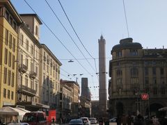 町の中心、マッジョーレ広場へ向かうと、左手に斜塔が見えてきました。