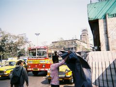 出口を右に進むと、バス乗り場がありました。
50ルピー/人で、コルカタ中心部のエスプラネードへ。