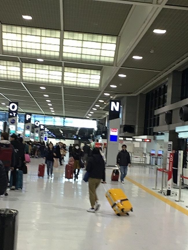 ２０１７年２月１８日カンボジアシェムリアップへ。<br />東南アジア各国を訪れてきたけど、いよいよカンボジアだ。LCCはもちろんフルキャリアでも日本からの直行便はない。直行便がないのはラオスも同じだが、その知名度に反比例した行きにくさはカンボジアが勝っている。<br /><br />いつものように成田２タミＮカウンターへ。今回のフライトもエアアジア。7:30過ぎの2タミは人がまばら。毎度寂しさを感じる成田空港。