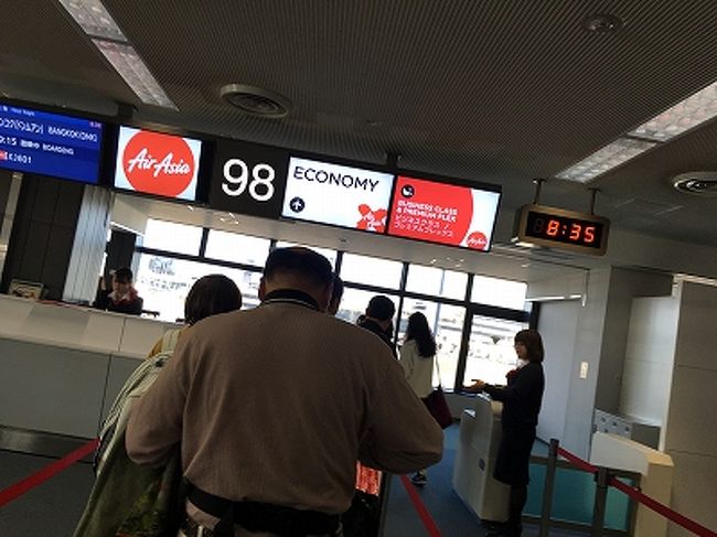 ９８搭乗口はバス移動ではなく、ブリッジで機内へ。