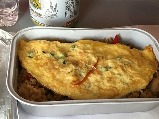 食事は事前予約のスパイシーオムレツ＋チキンライス。<br />オムレツ上の「X」がかろうじて読み取れる。<br />見た目はどうかな、と思ったけど、まずまずの美味しさだった。<br />