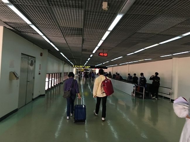 ドンムアン空港到着。<br />このPタイルで天井の低い通路を歩いていると、上がったテンションが徐々に下がってくる。<br />慣れてはきたけど閉塞感を覚えてしまう。<br />