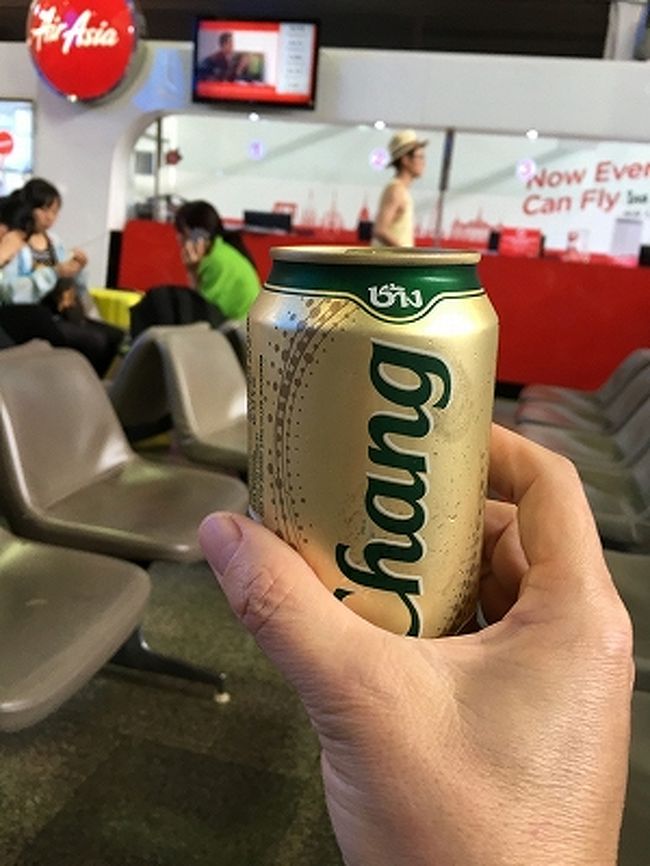無事ドンムアン到着を祝して久しぶりのChangでカンパイ。これはきちんと冷えていて旨い！<br />場所はいつもの出発フロアのエアアジアチケットカウンター前。<br />
