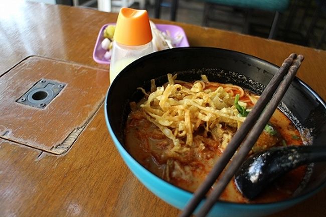 オーダーして３分ほどでカオソーイ登場。早い！（この早さが実は曲者だった）<br />期待通りカオソーイは美味しい。というかスープの味は素晴らしい。<br />ただ、ぬるい。これが残念。ぬるいスープの麺類を僕は受け付けられない。さぬきうどんの「ひやあつ」も好きになれない。カオソーイ自体がこういうものだろうか。それともこの「ジアンハーイ」がこうなのだろうか。それとも今日のこの一杯がたまたまぬるいだけなのだろうか。<br />量は少なめで、これ単体では食事として物足りないけど、57バーツなのでコスパはいい。<br />繰り返すが、熱々のスープで食べてみたかった。<br />