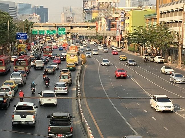 モーチットの高架からドンムアン方面を眺める。<br />バンコクらしい光景だ。<br />