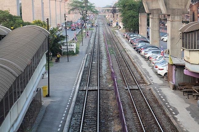 ドンムアン空港に着いて、時間つぶしで散歩。<br /><br />タイ国鉄の跨線橋を渡る。すぐ横では高架線の工事が進行中。こののんびりした光景はあと何年見ることができるのだろう。