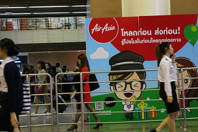 空港内まで戻る。<br />ドンムアンらしい光景だ。<br /><br />お腹の調子が良くない。カオソーイのせいではない。朝、家を出るときから良くなかった。<br />普段通りだったら間違いなくこの待ち時間は、この場所でChang三昧だろう。でも今日の調子ではこの後のシェムリアップへのフライトが大いに不安だ。よて、Changは我慢。<br />