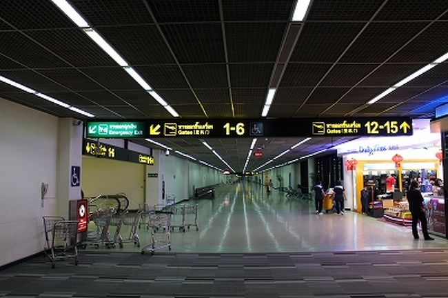 シェムリアップ行きは2番ゲートだからここで左へ。成田行きのようにPタイルを延々と歩くことはなさそうだ。