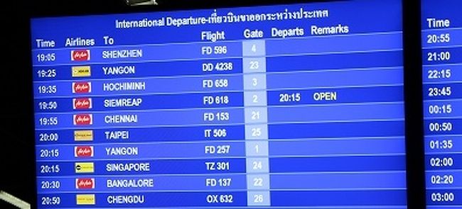英字表記なら大丈夫。<br />と思いきやシェムリアップ行きはDELAYで出発時間変更だ。<br />25分の遅れだけど、この先どんどん遅れが広がるのがLCCの宿命。<br />まあ、今日中にホテルにチェックインできればいいので、焦る必要もない。<br />