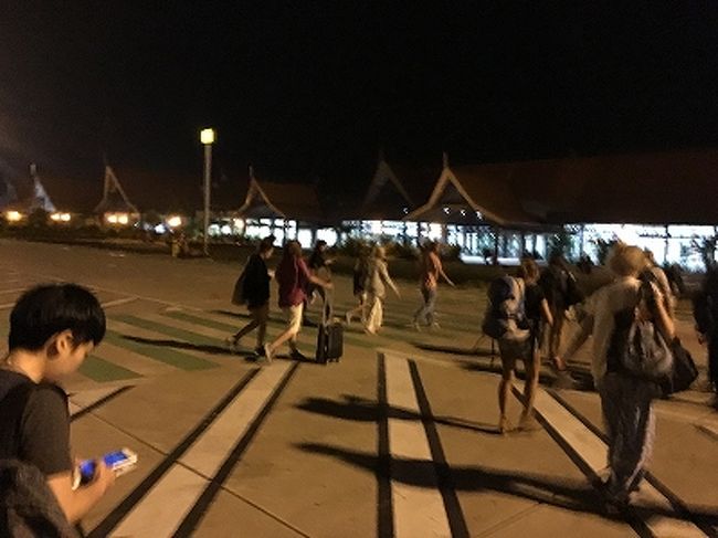 途中雨が降っていたけど、シェムリアップは大丈夫だった。21時30分に到着。<br /><br />機内では入出国カードは配布されなかった。まあ何とかなるだろう。<br />カンボジアに入国するにはVISAが必要。VISAが必要な国への入国は10年ほど前のインドネシアバリ島以来だ。<br /><br />申告書類を提出するテーブルに空きがなかったので、隅の方に行って床に書類を置いて記入する。<br />なんとか記入し終え、列に並ぶ。15分ほどでVISAカウンターをクリア。<br /><br />次はイミグレ。ここも10分ほどでクリアしてやっとカンボジアへ入国。<br /><br />ホテルに空港への迎えをリクエストしていたので、到着ロビーで待っているとんでもない人の中から僕の名前を掲げたボードを探す。意外にもあっさりとボードを見つけることができた。ボードを掲げたドライバーについて空港内を歩く。駐車場を5分ほど歩き、駐車場を抜け、空港の敷地外に出たところに彼のトゥクトゥクは止まっていた。<br /><br />乗り込んで、ホテルの名前を確認し、さあ出発、と思いきや明日の予定を聞かれる。アンコールワットに行くか？朝のサンライズアンコールワットはいいぞ、と営業用リーフレットを広げて薦めてくる。<br />早くホテルに行きたかったので、明日の予定は決まっていないと告げる。しぶしぶ営業用リーフレットを片付けだしてやっと出発準備に。<br />