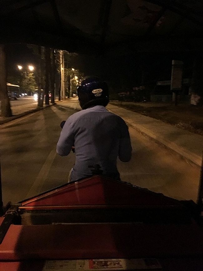 現地時間の22時過ぎ。交通量は多くない。