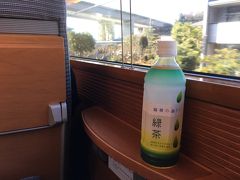 新宿駅からロマンスカーで快適旅。
小田急線といえば「箱根の森から」ブランドの飲み物です！
お茶を飲みながら一時間の電車の旅。
足元も広くて、昔からロマンスカーが大好き。