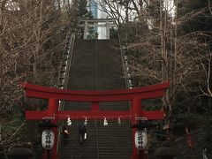 そうこうしているうちに、愛宕神社出世の階段に到着。下から見上げると、けっこう急な感じ。これは、一気に登らないときついと思っていきました！