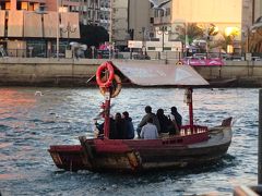 ドバイクリークに何艘もの船が行きかって、活気に満ち溢れています。