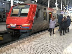 ホテルの目の前の駅、ロシオ駅からシントラ行きの電車が出ていました。駅でシントラ周遊パスを買って出発。（8時台の電車に乗車）