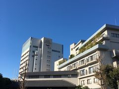 おはようございます。

２日目、朝ホテルの前で。
私たちが宿泊したのは手前の低いほうの建物。
イースト館。
お部屋は和室で３つありゆったりとしたつくりでした。