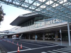 広島空港に到着。前回はすぐ広島市内行きのバスに乗り、どんな空港だったか覚えておらず。宿の送迎を頼んでいましたが、送迎エリアがわからずウロウロした挙げ句、宿に電話して解決。ホッとしました。