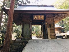 「鶴林寺」は、標高550メートルの鷲が尾の山頂にあります。
歩いても、もちろん難所ですが、車でも難所・・・。
大変でした、やっと着きました。
必死の運転で、写真を撮る余裕もなし・・・。

