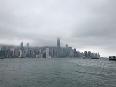 海沿いのプロムナードでハーバービューの絶景のはずが……。う～ん、雲が低くたちこめていて微妙な感じ。高層ビルの頂上が雲に隠れて見えない。夜には夜景を見るためにビクトリアピークに行くつもりだけど、先行きは……。