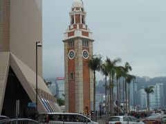 遊歩道沿いのフェリー乗り場の前にはかつて広州と香港をつないだ九龍鉄道、九龍駅のシンボルの時計台。レトロなレンガ造りの塔は何とも味わい深い