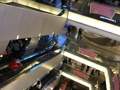 とりあえずピークタワーに入ってみる。テラス以外にも夜景を眺められるところないのかな、と思って上がったけれど土産物関係やレストランばかりでないみたい。しかし以前、香港にやってきた時にこんな立派な施設なかったなあ