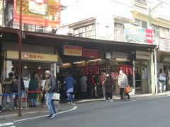 駅から外回りの混雑している
プリン店とラーメン屋