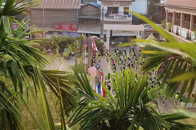 ２０１７年２月２０日カンボジア３日目市場歩きを経てバンコクへ<br /><br />今日も近所の寺院の爆音集会で目が覚める。<br />部屋の前の学校も昨日以上に賑やかだ。<br />皆整列している。朝礼なんてあるのだろうか。、それとも体育の授業だろうか。<br />