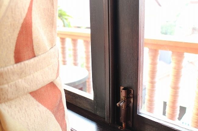 外の音が飛び込んでくる理由がわかった。窓のたてつけが悪く、かんぬきが穴にはまっていない。おそらくそのせいで隙間があいていると思われる。<br />とはいえ、隙間がなくても、あの爆音集会には太刀打ちできないが。