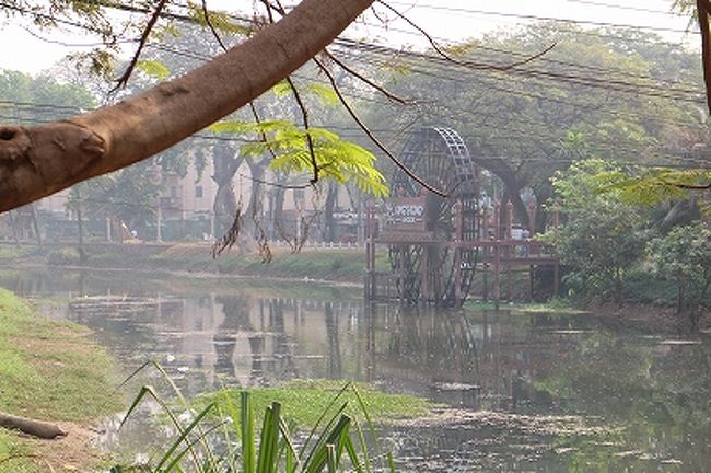 シェムリアップ川。河川敷を散策するイメージを勝手に持っていたけど、現実は程遠い。単なる用水路だった。水質も悪そうだ。