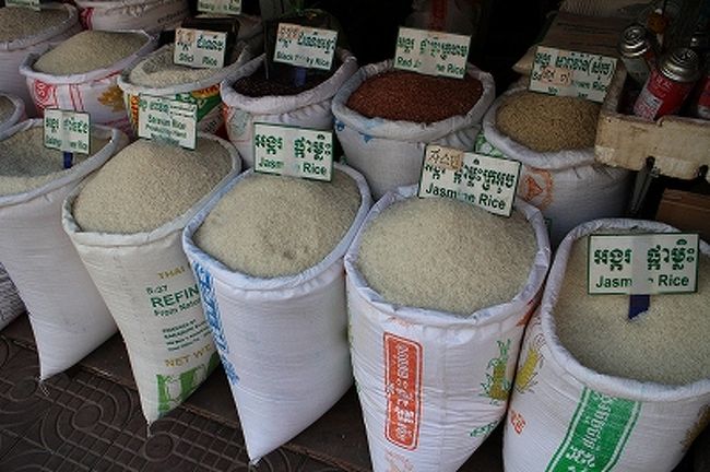 お米を販売しているお店。ジャスミンライスだけでも3種類ある。少量ずつ買って食べ比べしたいところだけど、機内持ち込み荷物のみのLCCユーザとしてはあきらめるしかない。