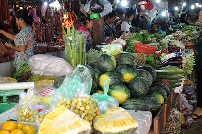 働いている人は女性ばかり。昨日見た昼寝ばかりしているトゥクトゥクのドライバー達の姿が頭をよぎる。