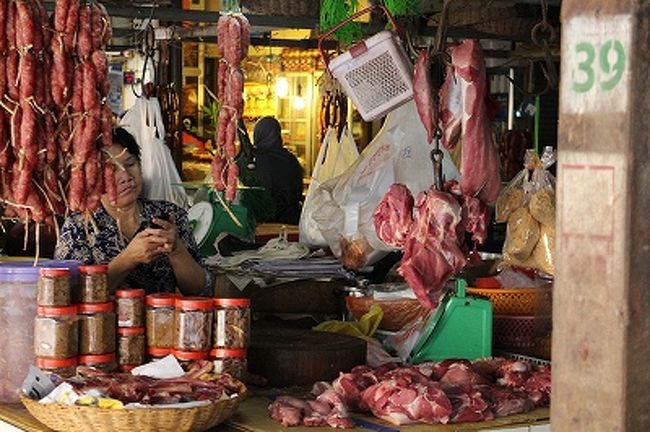 ぶら下がっているソーセージがそそるが、見るだけにする。<br />旅先では必ず市場に行く。市場と言っても観光地化したところもあり、キャラはそれぞれ異なる。ここは明らかにローカル市場。お客さんは地元の人がほとんど。<br />