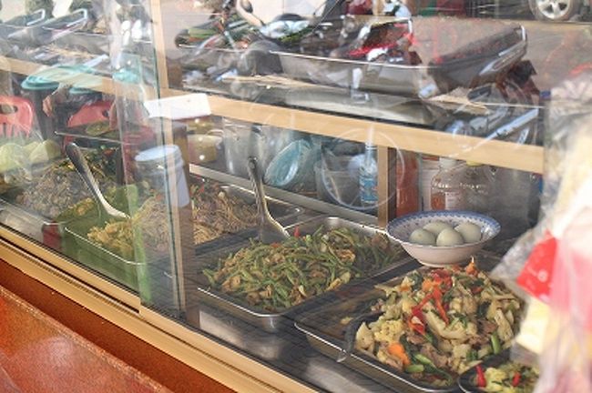 お惣菜のお店もある。<br />もう1日滞在だったら、ここで何か買ってホテルの部屋で飲むビールのお供にしただろう。<br />