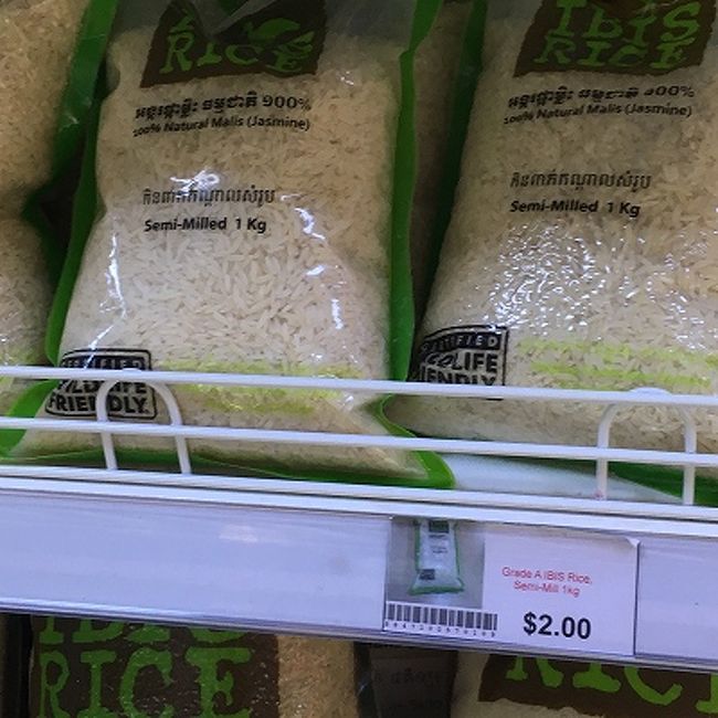 市場を楽しんだ後、スーパーへ。スーパー巡りも旅先での楽しみ。<br />ジャスミンライスが$2。先ほどの市場で売られていたライスの値段はわからないけど、これよりきっと安いだろう。とはいえ、1キロ$2は十分安い。<br />