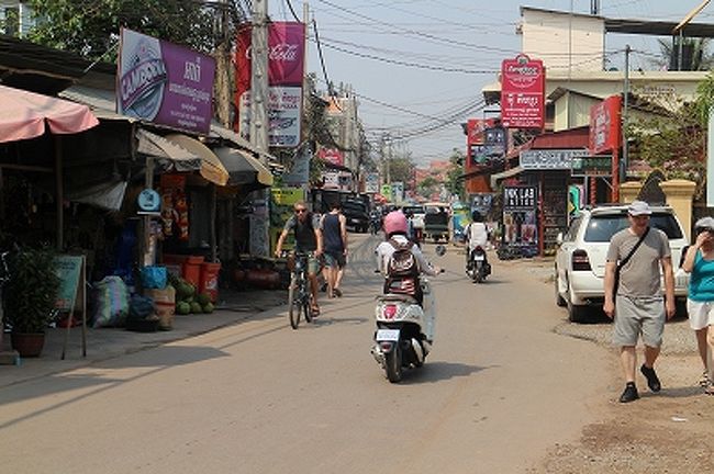 ホテル近くの通り。適度なにぎやかさがいい感じだ。
