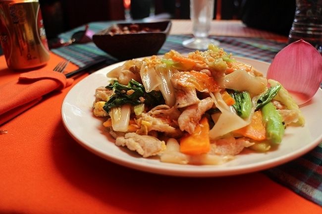 野菜たっぷりの幅広麺の焼きそば。旨い。