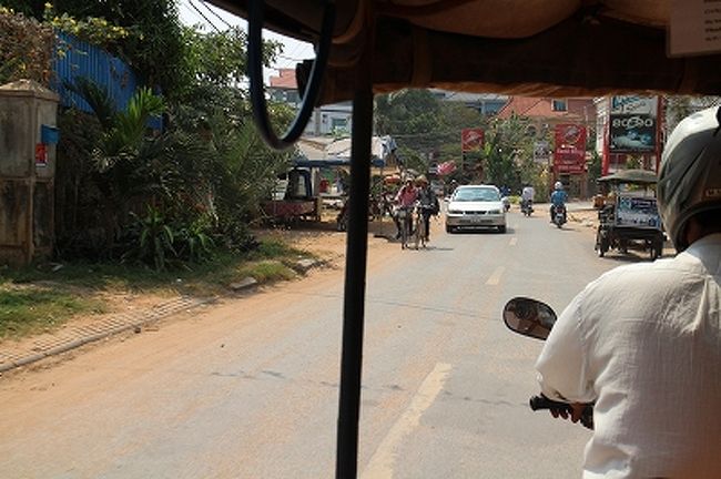 そのビジネスモデルを学ばせてくれたドライバーに空港への運転を依頼した。昨日半日付き合って、寡黙でいい人ぶりが伝わってきたので。