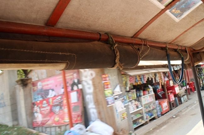 雨季はこのシートが降ろされるのだろうか。恐ろしく蒸し暑い情景が目に浮かぶ。カンボジアに限らず東南アジアの旅は乾季に限る。
