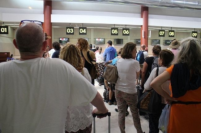 シェムリアップ空港に到着。バンコクまで1時間と近距離ではあるが、国際線になるので預け荷物がなくてもカウンターチェックイン。<br />混雑と呼べるほどではないけど、そこそこの人が並んでいる。<br />エアアジアカウンターはほかのエアラインに較べて欧米人種が多いように感じる。